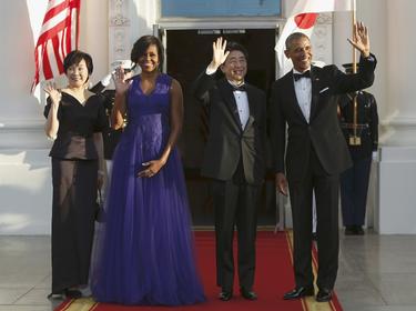U.S. President Barack Obama and first lady Michelle Obama welcome Japan's Prime Minister Shinzo Abe and his wife Akie Abe  for a State Dinner in their honor at the White House in Washington