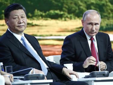 Russian President Vladimir Putin and Chinese President Xi Jinping attend a session of the Eastern Economic Forum in Vladivostok, Russia September 12, 2018
