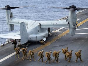 Marines debark a U.S. Navy Osprey