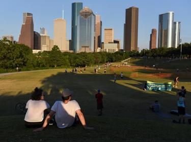 Crowds gather at Buffalo Bayou Park as social distancing guidelines to curb the spread of COVID-19 are relaxed in Houston, Texas, May 4, 2020, photo by Callaghan O'Hare/Reuters