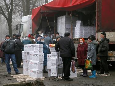 Distribution of humanitarian aid from the International Committee of the Red Cross in Donetsk, Ukraine, March 17, 2021, photo by Alexander Ermochenko/Reuters