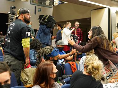 Attendees argue at Portland Public Schools meeting held to discuss a proposed COVID-19 vaccine mandate, in Portland, Oregon, October 26, 2021, photo by Sergio Olmos/Reuters