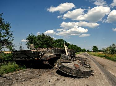 A destroyed Russian tank by the roadside near Huliaipole, Zaporizhzhia Region, southeastern Ukraine, June 29, 2022, photo by Dmytro Smolyenko/Reuters